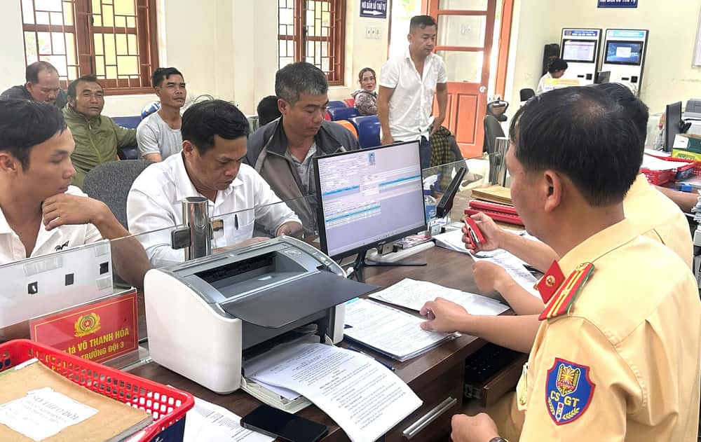 People come to issue new driving licenses. Photo: Minh Quynh