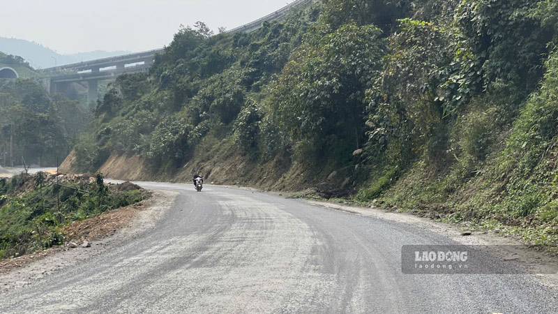Lao Cai City invested 13 billion VND to upgrade and renovate the road to the mine. Photo: Dinh Dai