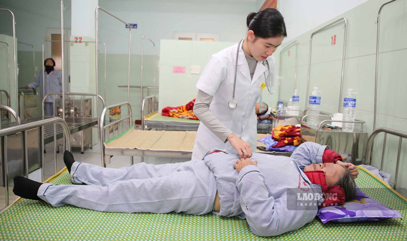 Doctor Pham Thi Hanh Trang takes care of the patient. Photo: Cong Sang