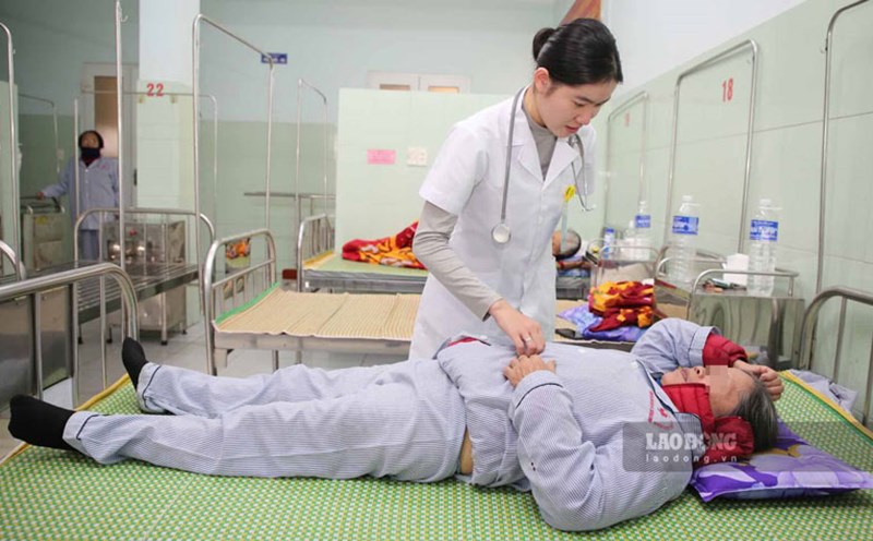 Doctor Pham Thi Hanh Trang takes care of the patient. Photo: Cong Sang