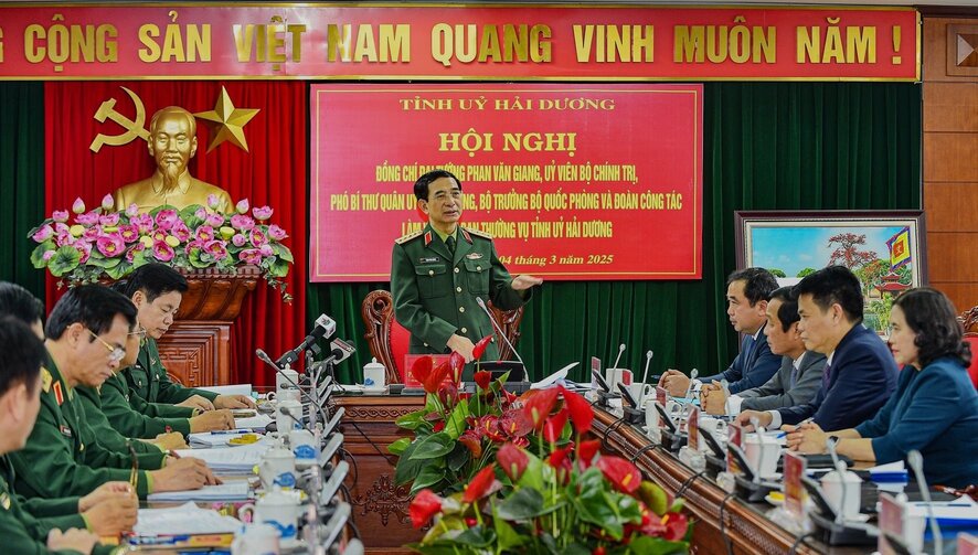 General Phan Van Giang worked with the Standing Committee of the Hai Duong Provincial Party Committee. Photo: Hai Duong Provincial Portal
