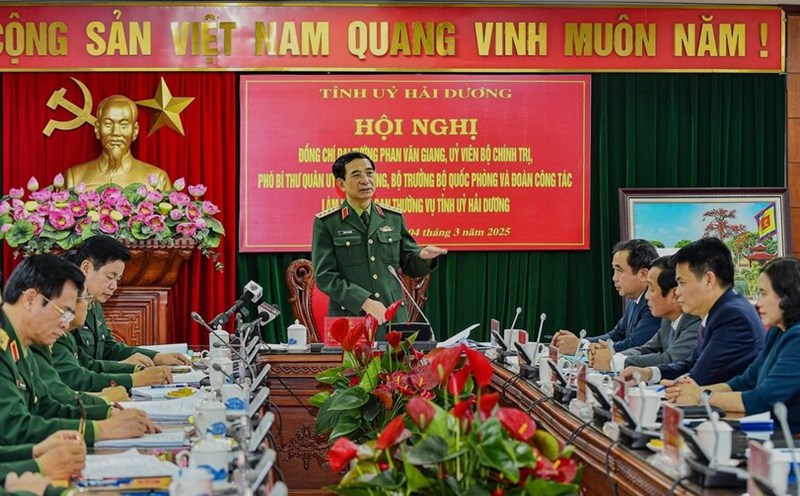 General Phan Van Giang worked with the Standing Committee of the Hai Duong Provincial Party Committee. Photo: Hai Duong Provincial Portal