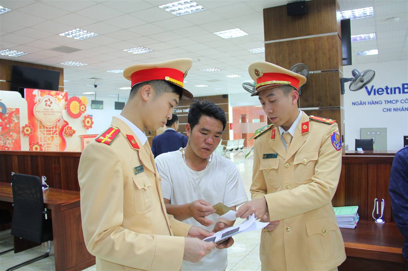 Officers of the Traffic Police Department of Lao Cai Provincial Police guide people on procedures for issuing and renewing driving licenses. Photo: Thanh Tuan