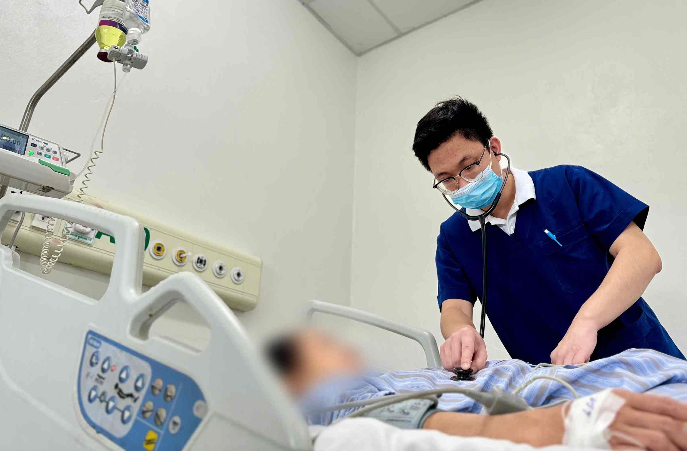 The doctor treated the patient with tay hoitis but subjectively did not go to the doctor. Photo: Thanh Dang