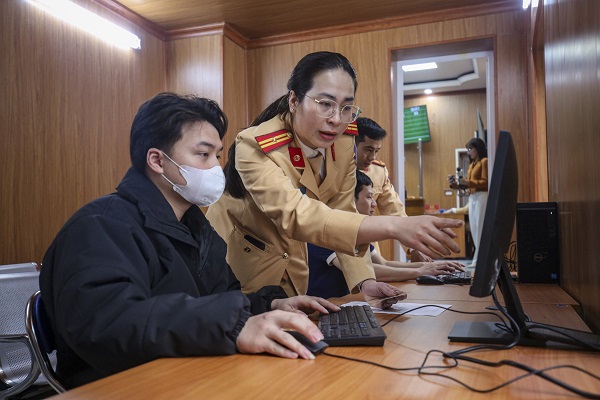 People can change their driving license at the traffic police department or commune police. Photo: Duc Anh