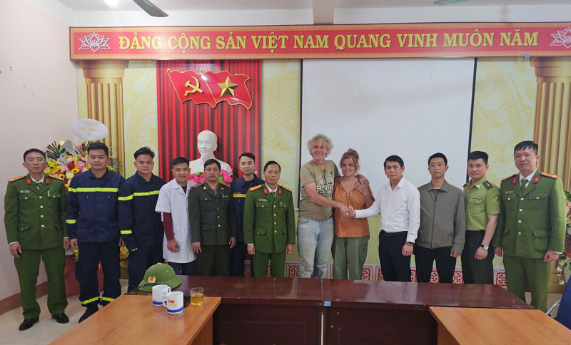 The tourist was found after nearly 8 hours of getting lost in Hoang Lien National Park. Photo: Sa Pa Television