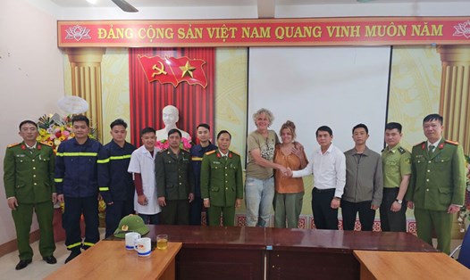 Du khách được tìm thấy sau gần 8 giờ đi lạc trong Vườn Quốc gia Hoàng Liên. Ảnh: Truyền hình Sa Pa