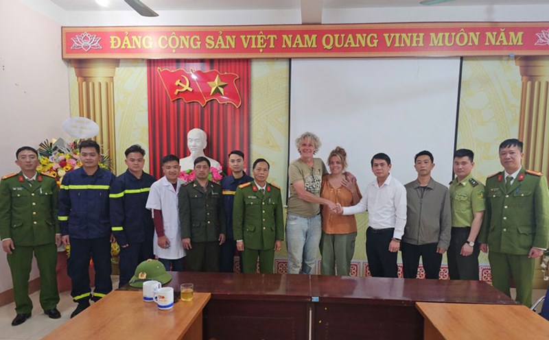 The tourist was found after nearly 8 hours of getting lost in Hoang Lien National Park. Photo: Sa Pa Television