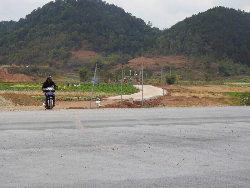 Duong dan tu ngam Na Pinh noi vao Quoc lo 4B dang duoc xay dung. Anh: To Cong