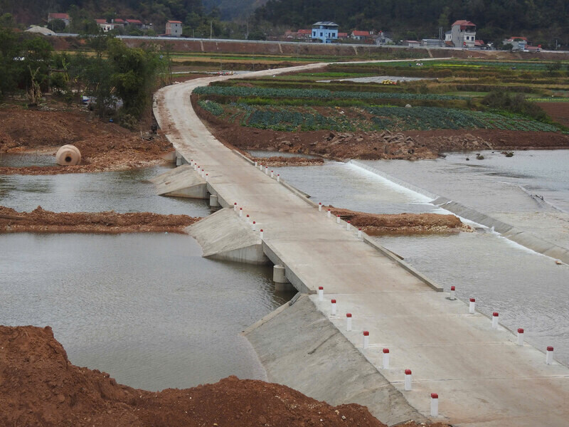 Cong trinh ngam Na Pinh duoc xay dung kien co da thay the cac cay cau tam bo truoc day. Anh: To Cong