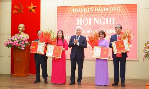 Thành ủy Hải Dương công bố quyết định về công tác cán bộ. Ảnh: Cổng TTĐT TP Hải Dương