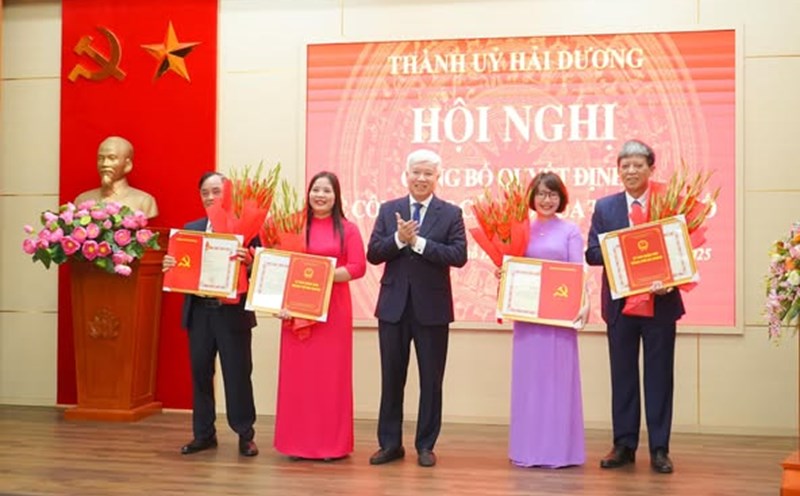 Hai Duong City Party Committee announced the decision on personnel work. Photo: Hai Duong City Portal