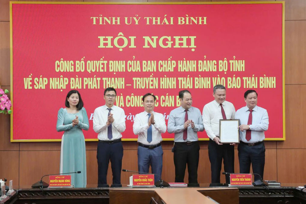 The Thai Binh Provincial Party Secretary presented the decision of the Provincial Party Committee Executive Committee on merging Thai Binh Newspaper and Thai Binh Radio and Television Station into Thai Binh Newspaper. Photo: Ha Linh