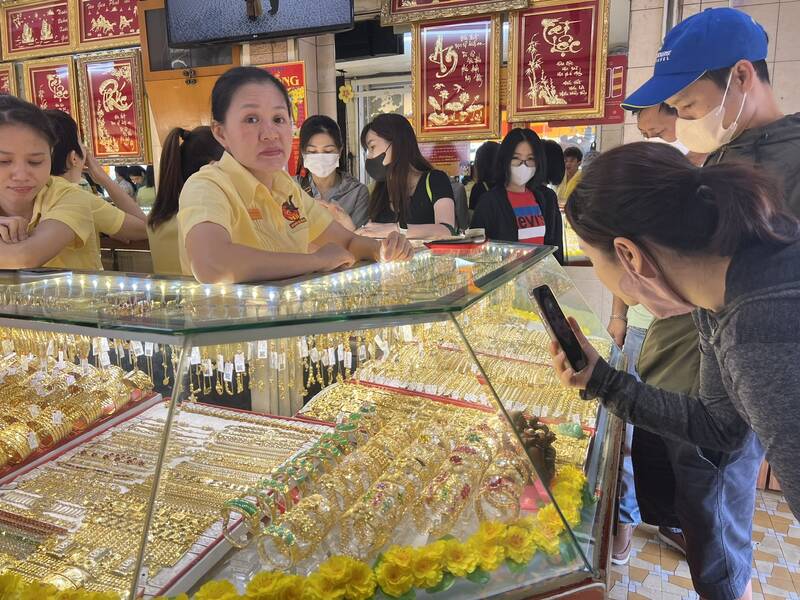 Ho Chi Minh City residents trading gold. Photo: Ha May