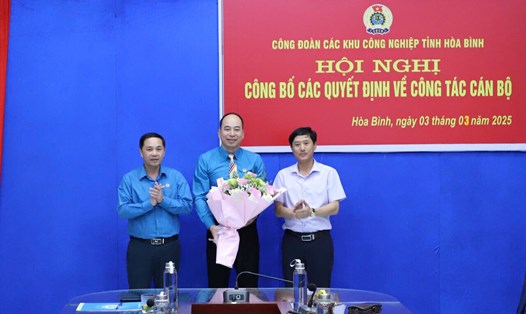 Ông Trần Phương Đông (ở giữa) tân Chủ tịch Công đoàn các Khu công nghiệp tỉnh Hòa Bình. Ảnh: Mạnh Cường
