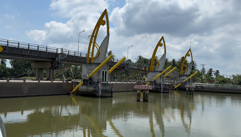 The salinity prevention sewer system is not yet complete, the relevant agencies proposed to build a temporary dam. Photo: Hoang Loc