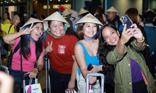 Đà Nẵng tặng quà khách quốc tế trở lại thành phố du lịch. Ảnh: Nguyên Thi