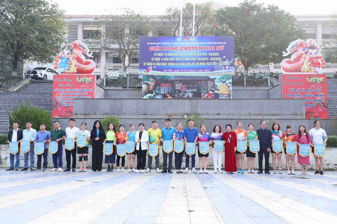 Over 200 female track and field athletes participated in the Da Bac District Women's Volleyball Tournament. Photo: Manh Cuong