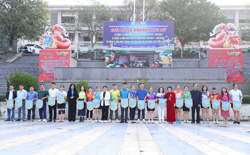 Over 200 female track and field athletes participated in the Da Bac District Women's Volleyball Tournament. Photo: Manh Cuong