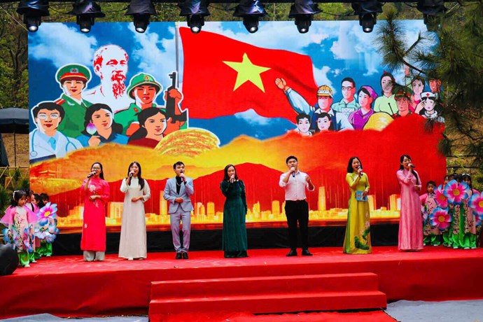 Hai Duong organizes an art performance for workers. Photo: Mai Huong