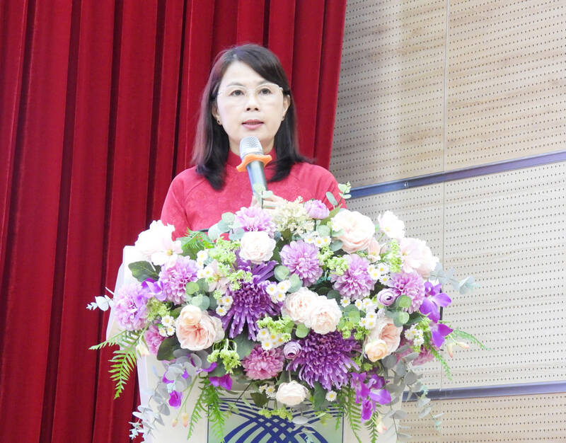 Dr. Nguyen Kim Quyen - Chairman of the Trade Union of Mekong Delta University - spoke at the contest. Photo: Hoang Loc