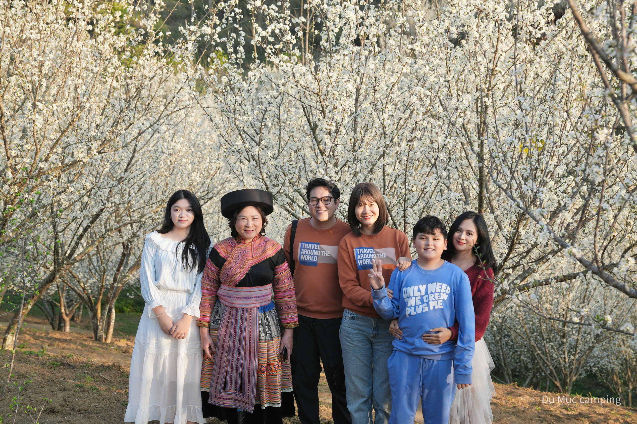 Mme Oanh et sa famille ont passé le week-end à s'amuser à Bac Ha. Court temps mais suffisamment d'activités comme aller voir des fleurs, porter des costumes ethniques pour visiter les jardins de pruniers, aller au marché nocturne de Bac Ha, aller au marché du matin, déguster des produits locaux, acheter des cadeaux (légumes frais).