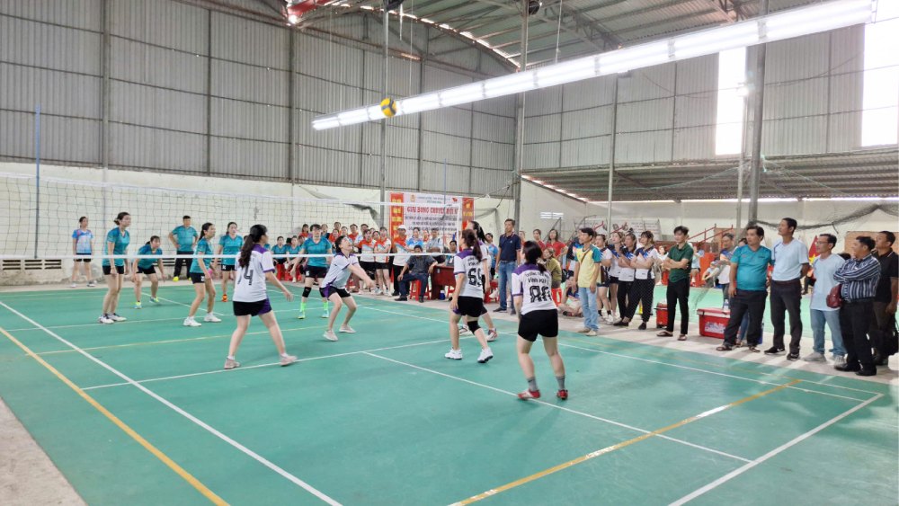 Female union members are excited to participate in the volleyball tournament. Photo: Minh Son
