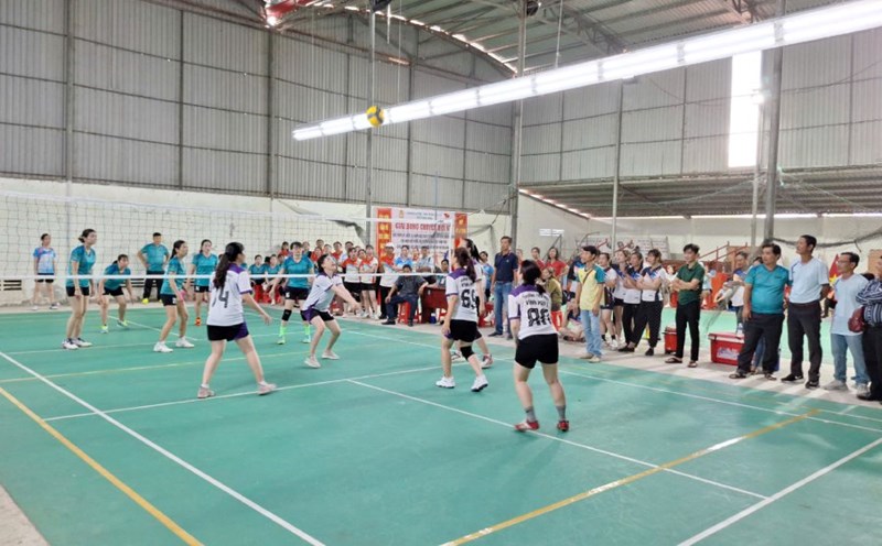 Female union members are excited to participate in the volleyball tournament. Photo: Minh Son