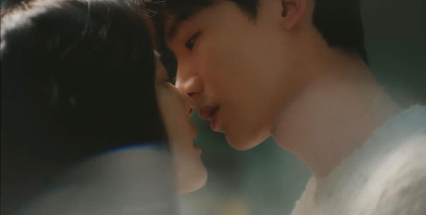 Zhang Ruo Nan and Bai Jingting kissed in the movie "Kho Do Ban". Photo: VieON