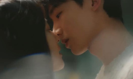 Chương Nhược Nam, Bạch Kính Đình hôn nhau trong phim "Khó dỗ dành". Ảnh: VieON