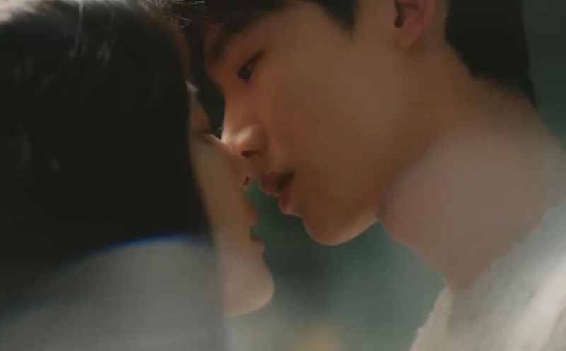 Zhang Ruo Nan and Bai Jingting kissed in the movie "Kho Do Ban". Photo: VieON