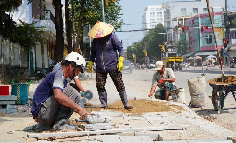 Via he duong Pham Van Dong duoc co ban hoan thanh lat gach be tong. Anh: Vien Nguyen.