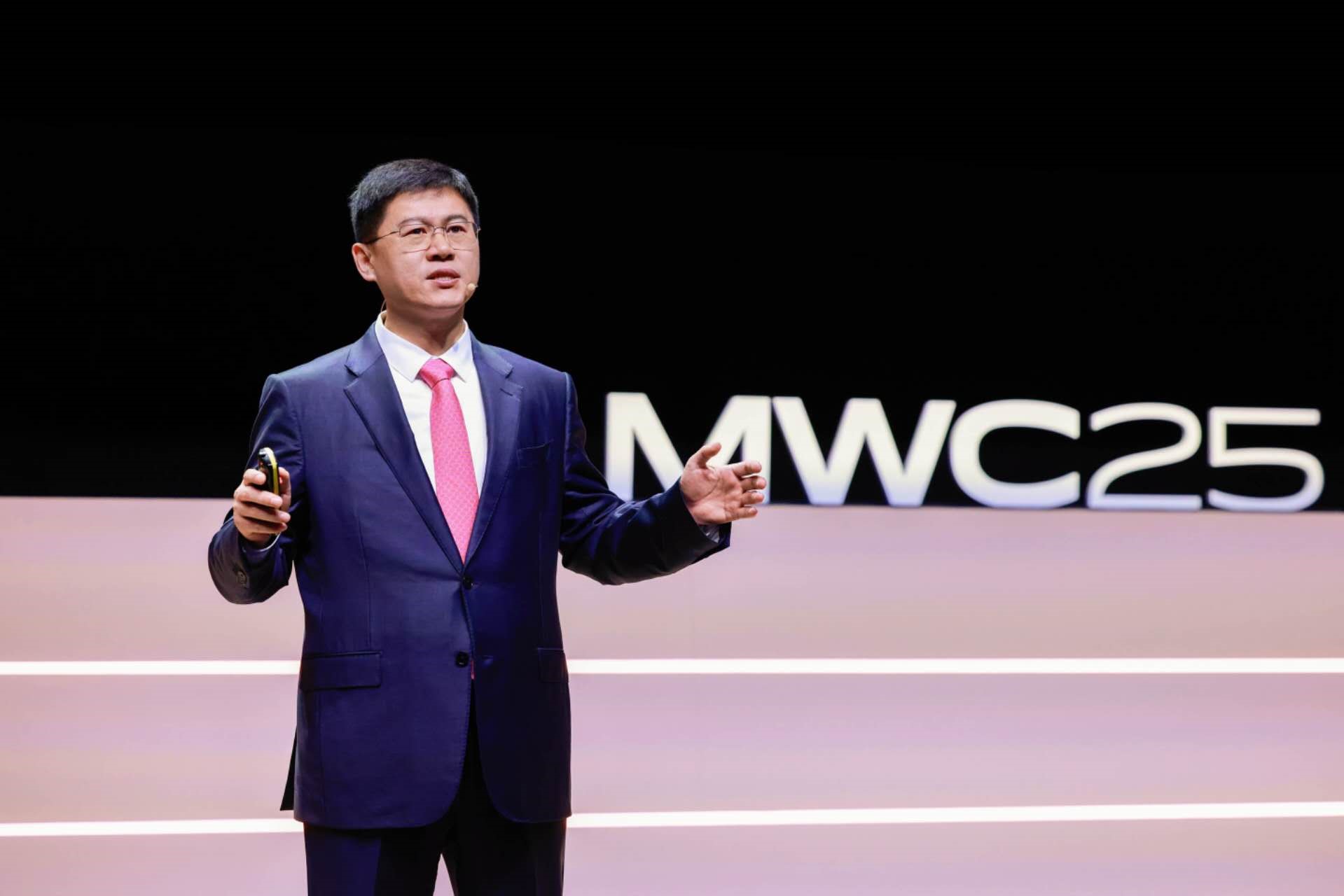 Li Peng made predictions about the combination of 5G-A networks and AI in the future. Photo: Huawei