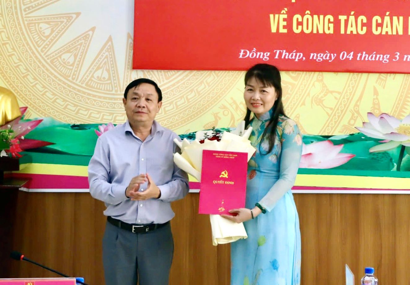 Pho Bi thu Thuong truc Tinh uy Dong Thap Phan Van Thang trao Quyet dinh cua Ban Thuong vu Tinh uy dieu dong, chi dinh ba Pham Thi Ngoc Dao giu chuc vu Bi thu Huyen uy Cao Lanh, nhiem ky 2020 – 2025. Anh: Kim Sa