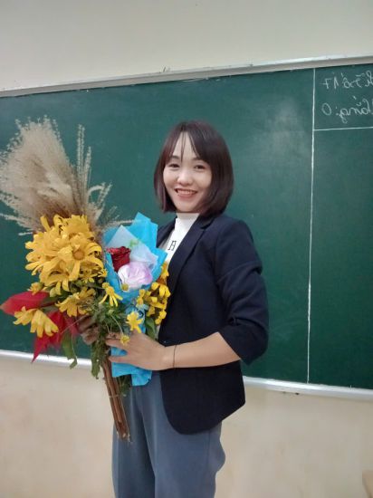 Teacher Ha Thi Hien and the bouquets of flowers presented by students on November 20, 2024. Photo: Interviewee