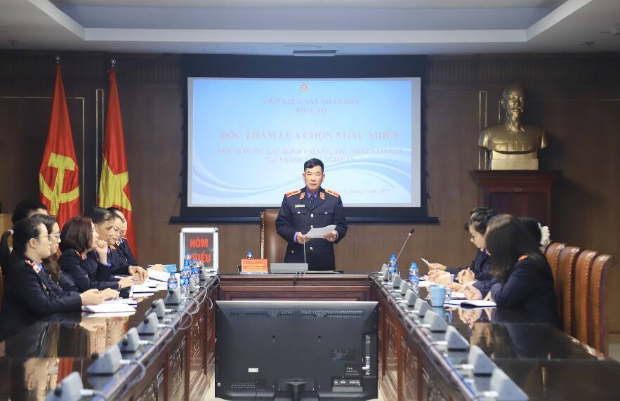 Mr. Nguyen Dinh Bac - Deputy Chief Inspector of the Supreme People's Procuracy - chaired the Conference on drawing lots to randomly select people whose assets and income are verified in 2025. Photo: Supreme People's Procuracy