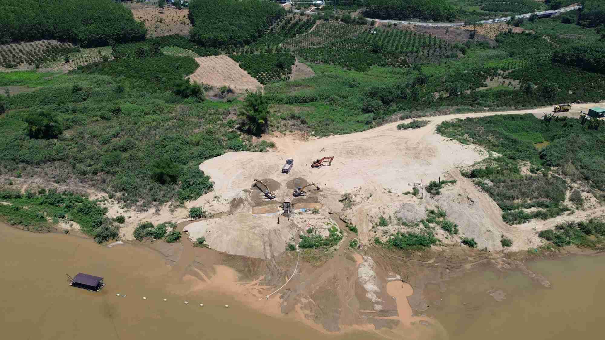 Construction sand mine in Ngoc Hoi district, Kon Tum province. Photo: Thanh Tuan