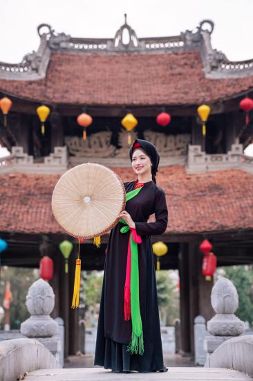 Hoa Minzy collaborated with artists Xuan Hinh and Tuan cry to carry out a project to promote the beauty of Bac Ninh's cultural tourism. Photo: Character provided