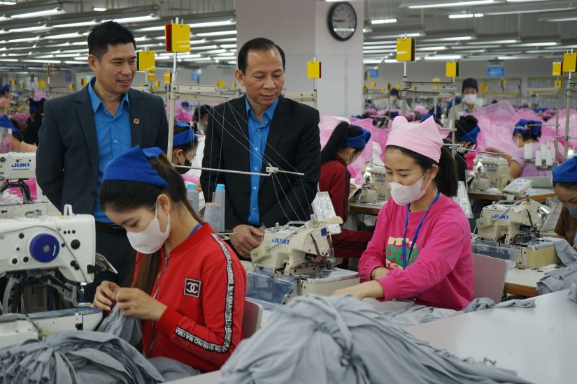 Representatives of the Thanh Hoa Provincial Federation of Labor visit workers working at FDI enterprises (in Le Mon Industrial Park, Thanh Hoa City). Photo: Quach Du
