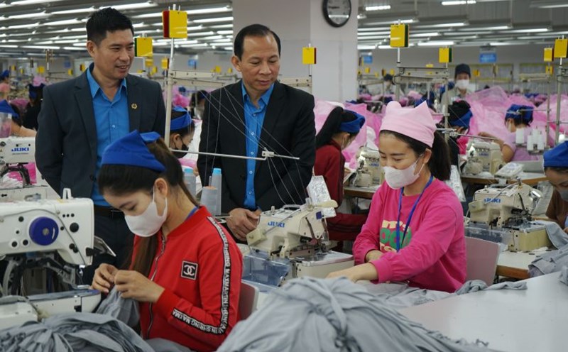Representatives of the Thanh Hoa Provincial Federation of Labor visit workers working at FDI enterprises (in Le Mon Industrial Park, Thanh Hoa City). Photo: Quach Du