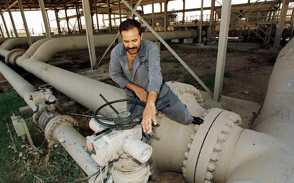 The US wants to quickly reopen the Iraq-Türkiye oil pipeline. In the photo is the pipeline dated May 24, 1999 in northern Iraq. Photo: AFP