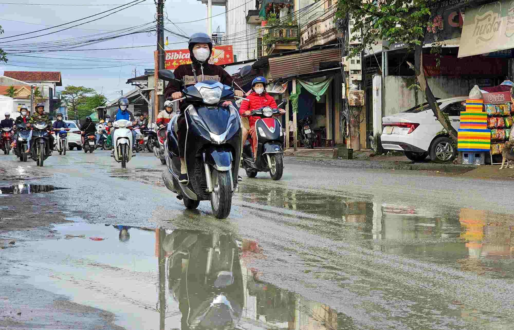 A section of Bui Thi Xuan Street is muddy, covered with mud and water. Photo: Phuc Dat