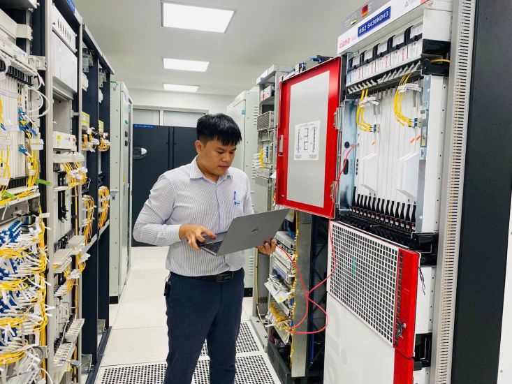 Mr. Nguyen Tien Hung inspects the configuration of VNPT's transmission equipment (April 2024). Photo: Character provided