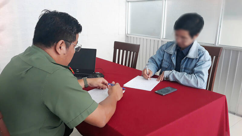 She lost tens of millions of VND because she borrowed money over a strange phone number. Photo: Provided by the police