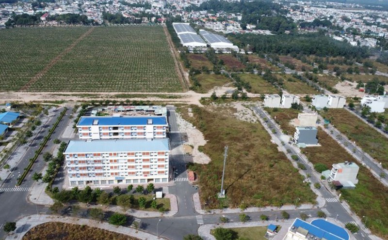 The apartment complex serving workers, part of the housing development project at the Bau Xeo Industrial Park Service Center, is being advertised for sale but few people buy. Photo: Ha Anh Chien