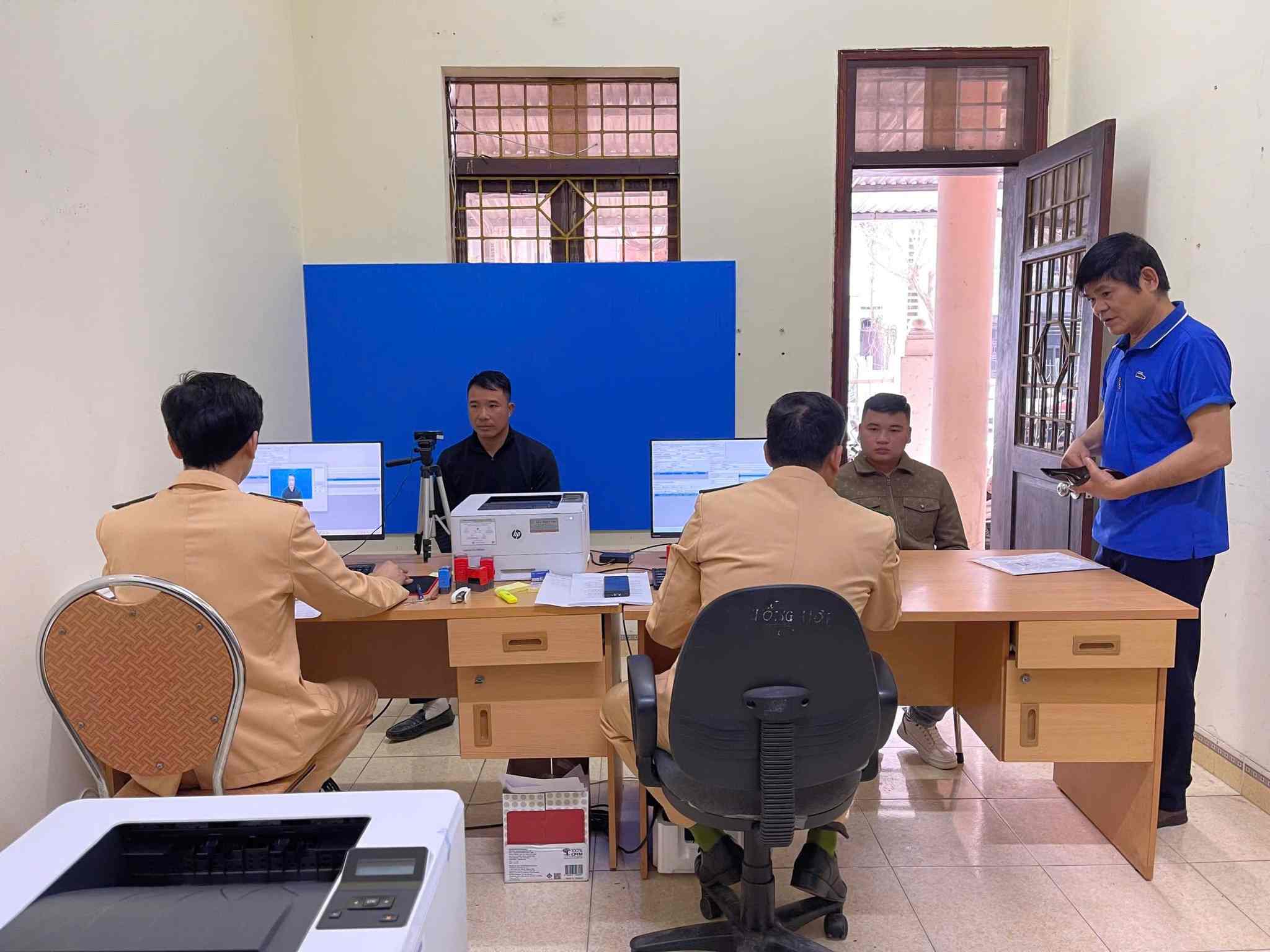 CSGT Cao Bằng thông báo các điểm tiếp nhận đăng ký xe và cấp đổi GPLX. Ảnh: Công an Cao Bằng.