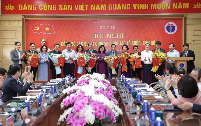 Minister of Health Dao Hong Lan and the leaders of the Ministry congratulated the leaders of the Department of Prevention and Control. Photo: Tran Minh/Ministry of Health