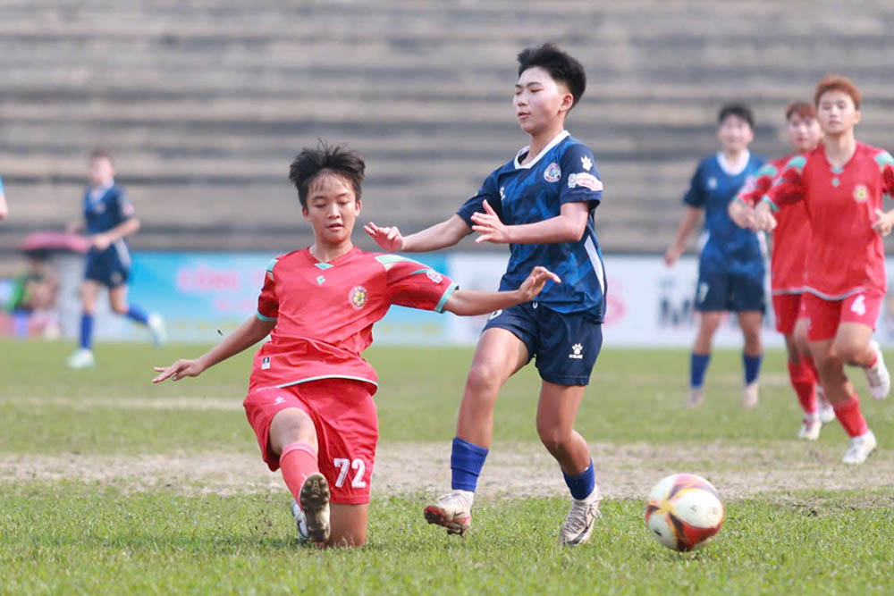 Ho Chi Minh City (red shirt) defeated Zantino Vinh Phuc in the 8th round of the 2025 National U19 Women's Championship. Photo: VFF