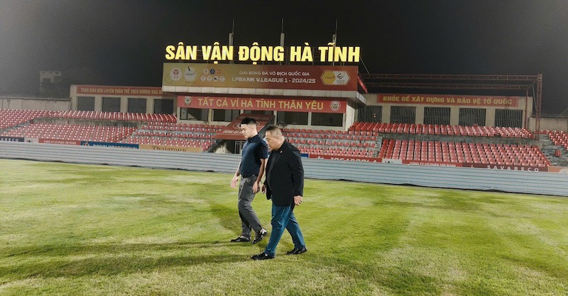 VPF Company has conducted a third inspection and assessment of the quality of the Ha Tinh Stadium surface. Photo: VPF