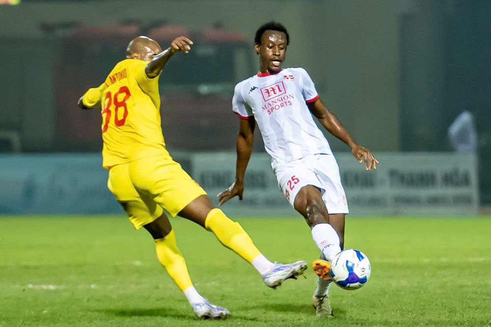 Hai Phong (in white) won a ticket to the quarter-finals of the 2024-2025 National Cup after defeating Thanh Hoa. Photo: Hoang Son